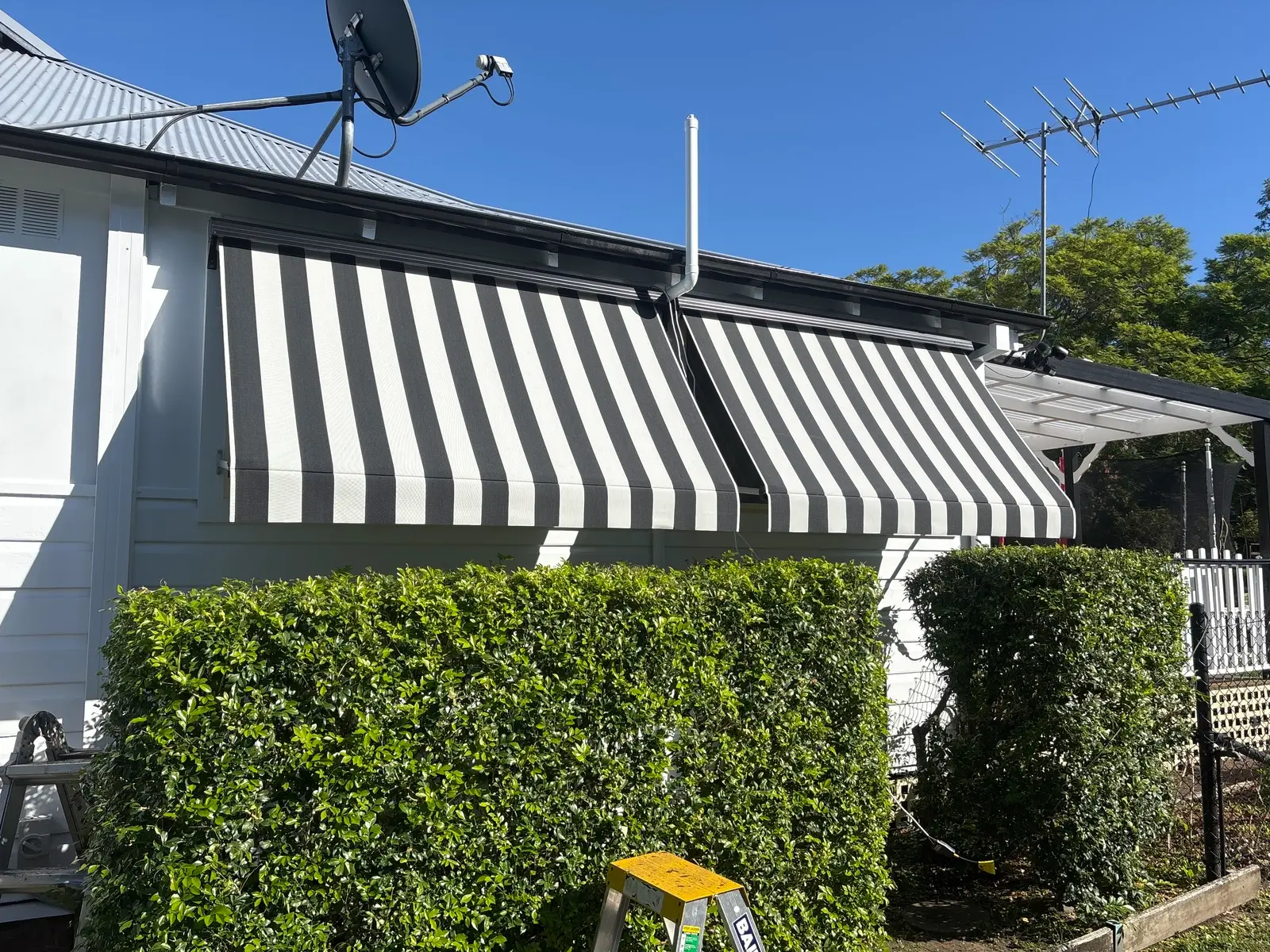 SewWhat Pivot Arm Awning BLACK WHITE THICK STRIPE 02